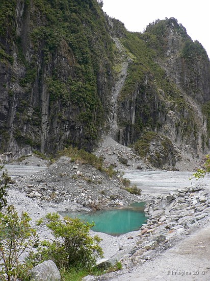 12.21- Les falaises bordant le Fox glacier.JPG